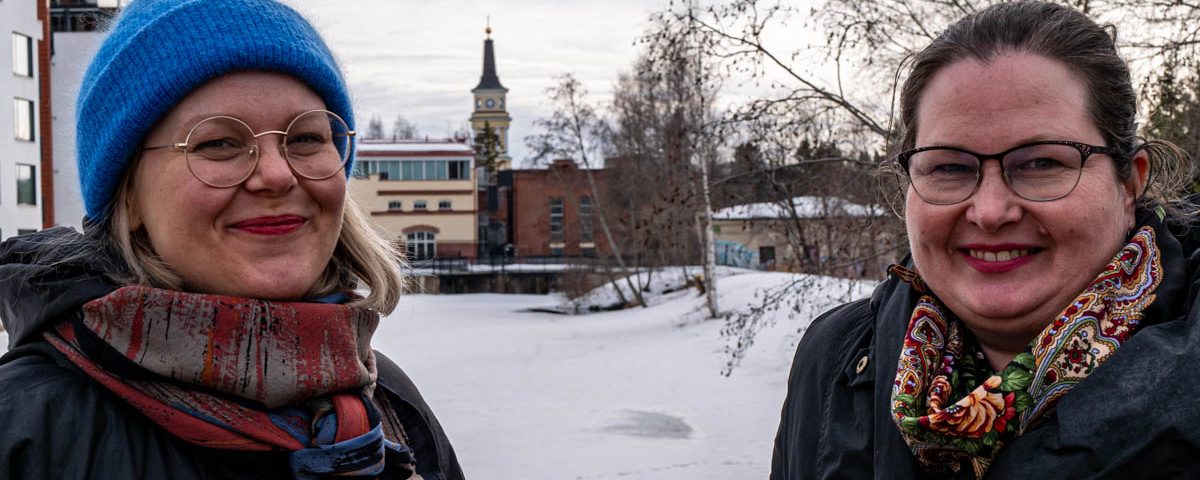 Oulun taidemuseon sillalla kirjailijat Minna Mikkonen ja Katri Rauanjoki.