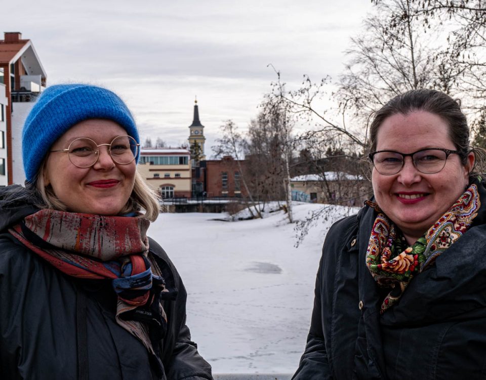 Oulun taidemuseon sillalla kirjailijat Minna Mikkonen ja Katri Rauanjoki.