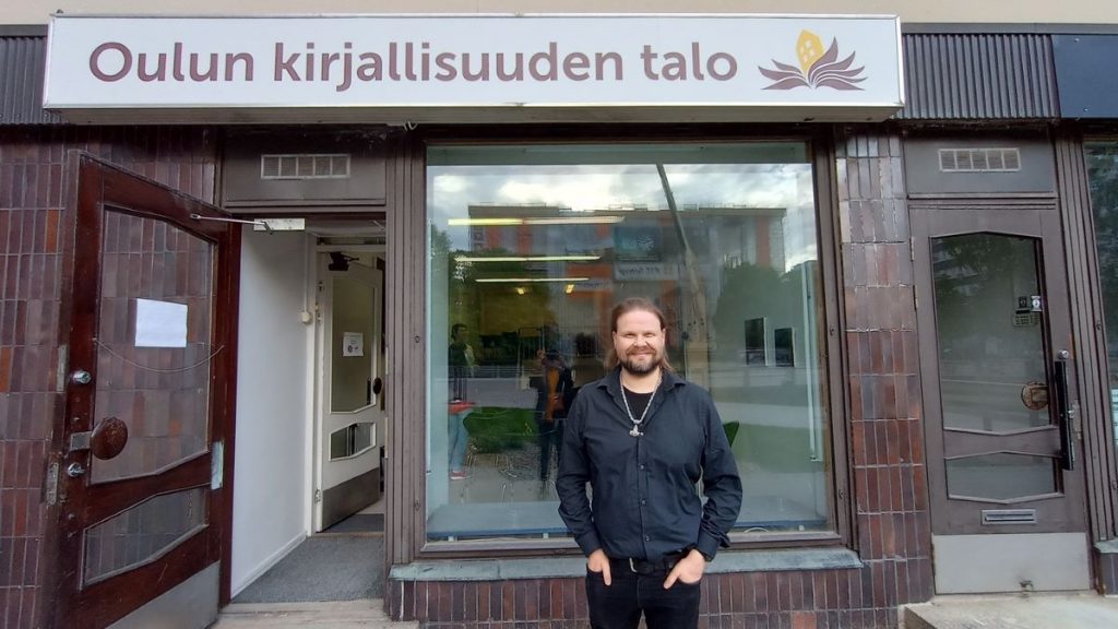 Toiminnanjohtaja Tuomo Heikkinen Oulun kirjallisuuden talon edustalla.