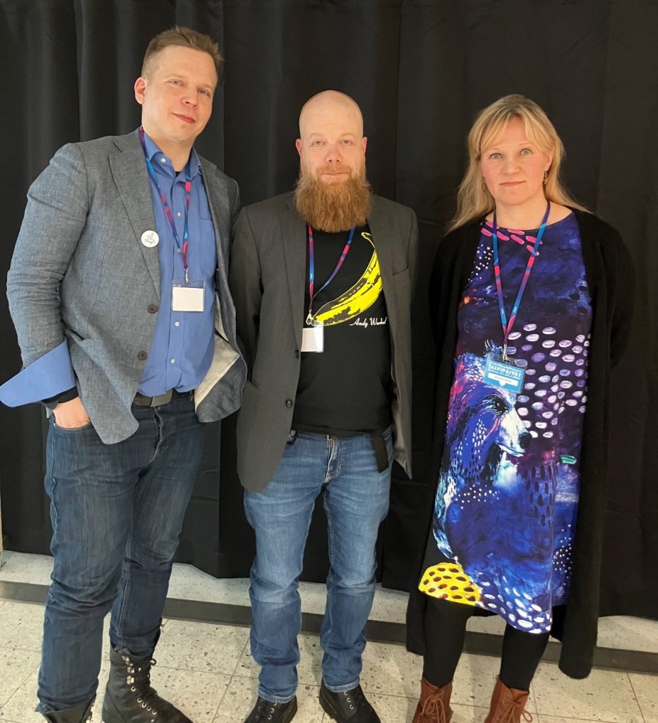 Ville Hytönen, Heikki Känno ja Johanna Venho seisovat.