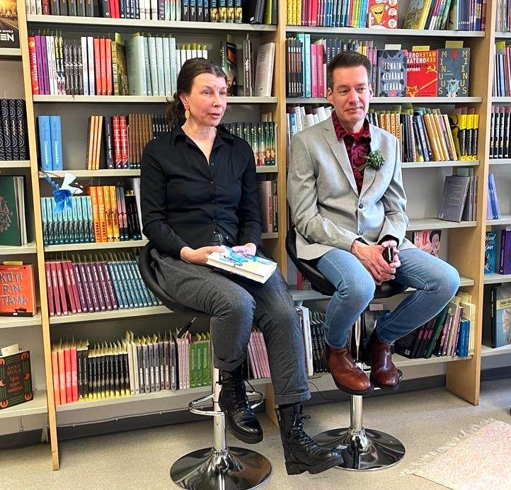 Kirjailija Katariina Vuori ja hänen romaanihenkilönsä "Riston" esikuva Pasi istuvat vierekkäin kirjanjulkkareissa.
