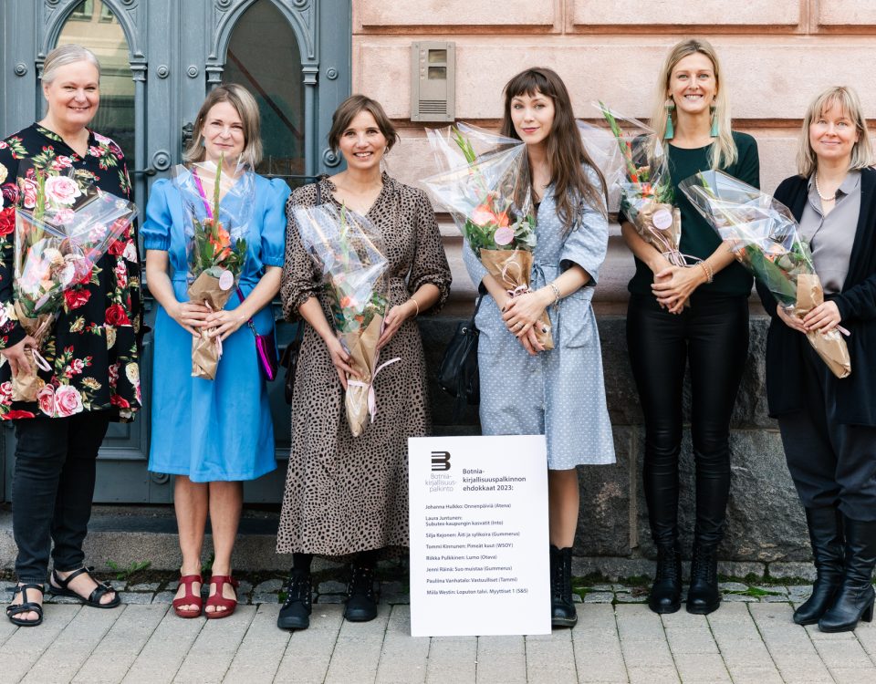 Kuusi kahdeksasta Botnia-palkintoa 2023 tavoittelevasta kirjailijasta kukitettuna seisomassa rivissä Valveen edustalla
