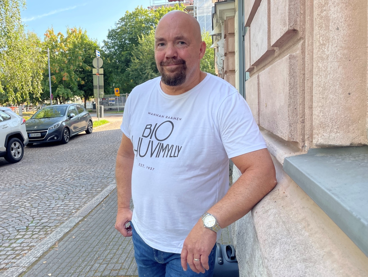 Pekka Jaatinen nojaa seinään ulkona Oulun keskustassa.